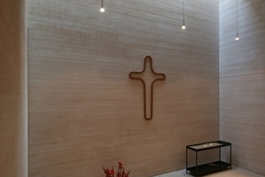  In der Kapelle wirken die Wände weich, da die Oberfläche der Furnierschichtholzplatten gebürstet ist 