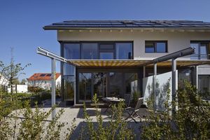  Fenster- /Türöffnungen nach Süden lassen Licht und Wärme ins Haus         Foto: Sonnenhaus-Institut 