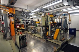  Neue Fertigungsmethoden für Dachbahnen werden bei Dörken an Laboranlagen entwickelt, bevor es auf die großen Maschinen geht Foto: Dörken GmbH & Co. KG 