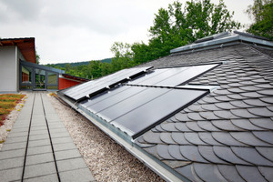  Innovatives Anschauungsbeispiel: Auf dem Mensadach der Ausbildungsstätte für Dachdeckerlehrlinge in Bad Schlema wurden das Indachsystem Easy-In (re.) und eine Aufdachanlage (li.) installiertFotos: Solarwatt AG 
