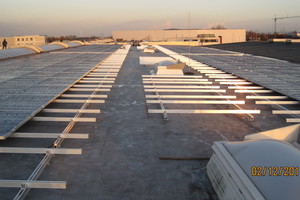  Das Fabrikhallendach soll für eine möglichst leistungsfähige PV-Anlage mit dachparallelen Modulen maximal genutzt werden (hier kurz vor der Fertigstellung)Fotos: SFS intec 
