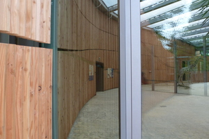  Anschluss der Pfosten-Riegel-Fassade an die Elemente aus Lärchenholz 