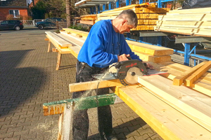  Ablängen einer Balkenlage beim Grobzuschnitt Foto: Andreas Prost, Maack Holzbau GmbH, Adendorf 