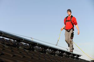  Parallel zum Dachfirst montiert, bietet das Seilsicherungssystem kontinuierlichen Schutz auf der gesamten DachflächeFoto: ABS Safety 