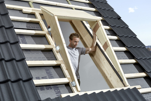  Der Velux-Aufkeilrahmen hat eine integrierte Dämmung an den Holz-Rahmenteilen und wird zwischen Dach und Dachfenster montiert 