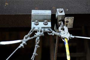  Einfache Montage: Der ABS-Lock T (rechts) wurde unkompliziert an einem Stahlträger im Turminneren befestigt 