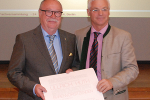  Peter Aicher, Vorsitzender von Holzbau Deutschland (rechts) überreichte Ullrich Huth die Urkunde zum EhrenvorsitzFoto: Holzbau Deutschland 
