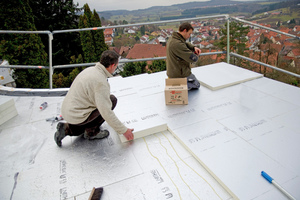  Verlegung des ersten Gefälledachelements auf den Linitherm PAL-Platten. Sie bilden wegen der unterschiedlichen Stärken einen stufenförmigen Unterbau. Die schrägen Gefälledach-elemente gleichen die Stufen wieder aus 