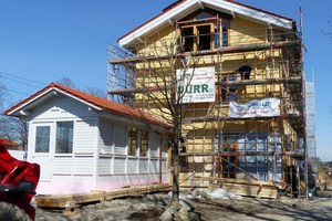  Das sanierungsbedürftige Bahnhofsgebäude wurde mit Holzfasern energetisch gedämmt. Zunächst wurde auf der alten, gelb verputzten Mauerwerksfassade eine Unterkonstruktion aus stabilen Holzlatten montiert Foto: Frithjof Finkbeiner  