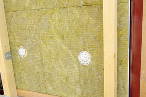  Die Unterkonstruktion aus Holz, die der Verarbeiter selbst anfertigen kann, wird mit Winkeln an der Wand befestigt. Der Abstand richtet sich nach der Stärke der Dämmung  