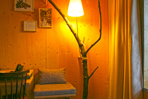  Blick in eines der Hotelzimmer: detailreich und rundherum Holz 