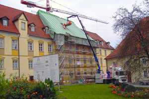  Einhausung von außen – gerade wird Dämmmaterial in die oberen Geschosse gebrachtFotos: Benediktinerabtei Kloster Plankstetten 
