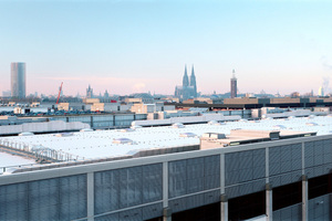  Dachflächen werden immer weitläufiger und daher bei Starkregen extrem statisch belastet. Hier ein Blick über die Flachdächer der Messe KölnFoto: Sita 