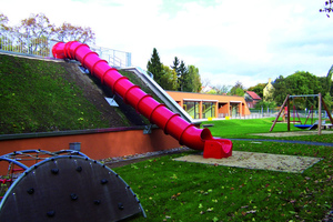  Der Kindergarten „Rasselbande“ in Erfurt erweitert die Spielmöglichkeiten für die Kinder mit einer Rutschbahn vom Dach 