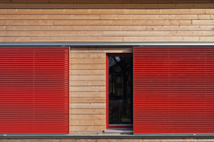  Mit viel Liebe zum Detail: Die Außenfassade wird mit einer Naturholz-Trapezschalung mit offenen Horizontalfugen ausgeführt. Das Holz dazu stammt von Weißtannen aus dem Schwarzwald 
