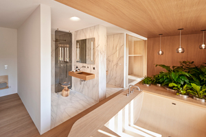  Edles Interior im Badezimmer. Das Waschbecken und Teile der Badewanne sind aus Holz gefertigt  Foto: Baufritz 