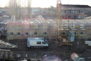  Das Flüchtlingswohnheim im fertigen Zustand (oben) und während des Aufbaus des Daches (unten)Fotos (4): Terhalle Holzbau, Ahaus 