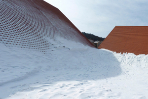  Winter im Schwarzwald: Blick auf die komplett zugeschneiten Traufen der Ziegeldächer 