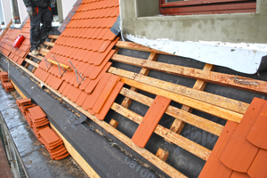  Das Dach wird mit Biberschwanzziegeln eingedeckt und mit Schneelasthaken versehen 