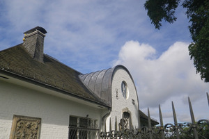  Das sanierte Dach der Villa Ludwig. Die Walzblei-Eindeckung harmoniert gut mit dem Schiefer des Satteldachs Foto: Vogel Bedachung 