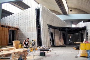  Die an den Wänden angebrachte vorgehängte hinterlüftete Fassade wird mit Aluminiumwinkeln als Abstandshalter vorbereitet 