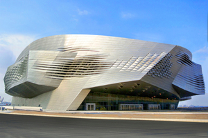  Architektur trifft Hightech: Konferenzzentrum in Dalian, China, mit Fassadenbekleidung aus bandeloxiertem AluminiumFotos: Duccio Malagamba/Cristiano Bianchi 