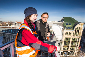  Auch für junge Frauen interessant: Mit der Aktion wirbt die Landesinnung des Dachdeckerhandwerks in Berlin um NachwuchsFotos: Dirk Lässig 