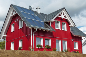  Mit 18 Quadratmeter Solarkollektoren können die Bewohner dieses Einfamilienhauses etwa drei Viertel ihres Heizenergiebedarfs für Warmwasser und die Heizung solar decken. <span class="bildnachweis">Foto: Solarwärme für alle/Harald Renner </span> 