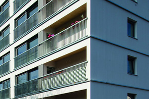  Energetische Optimierung, Fassadenmodernisierung und zugleich Wohnraumerweiterung: Die TES-Fassade transformiert Balkone in Wintergärten und Zwischenräume in BalkoneFotos: Keim  
