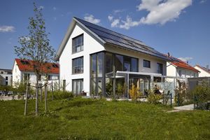  Die Solarkollektoren liefern Wärme, die Photovoltaikmodule Strom Fotos: Sonnenhaus-Institut / Petra Höglmeier 