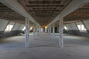  Unter dem hölzernen Dachstuhl befeindet sich die über vier Dachgeschosse reichende Stahlbetonkonstruktion des Sargdeckels 