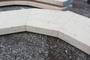  Die BSH-Binder wurden in den Eckbereichen auf Gehrung geschnitten, die Rahmenecke wurde als Keilzinkenverbindung nach DIN 1052:2008 ausgeführtFotos: Holzbau Walser 