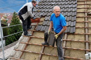  Rückbau der Dachdeckung und der mineralischen Dämmung. Diese wurde entsorgt Foto: Bauder 