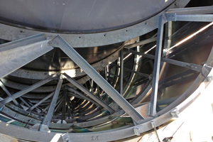  Blick in das elliptische Tragfachwerk der beschieferten Stahl-Außenhülle Foto: Gadola AG 