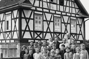  Die Aufnahme von 1957 zeigt die Schüler und ihren Lehrer, der im Schulhaus seine Wohnung hatte. Neun Jahre später wurde der Schulbetrieb eingestelltQuelle: Rolf Canters 