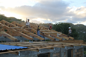  Die ehrenamtlich helfenden Studenten beim Bau des SatteldachsFotos: Engineers Without Borders 