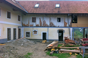  Blick im Sanierungszustand vom Innenhof auf das Gebäude mit dem Erschließungsgang  Foto: Martina Egger 