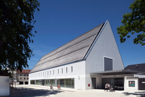  Altötting wurde mit dem neuen Kultur- und Kongresszentrum mit seiner markanten Holzschindelfassade um ein weiteres Langhaus ergänzt  Foto: Stefan Müller-Naumann 