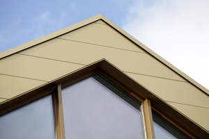  Die vorgehängte hinterlüftete Fassade ist eine "FC-Fassade" mit der Oberfläche "AluPlusPatina", passend zum Dach in "Medium Gold G30" Foto: Kalzip  