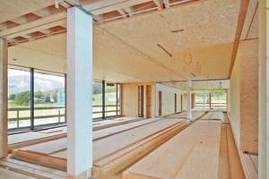  Die OSB-Platte im Maximalformat von 11,40 x 2,80 m gibt die Maße für den modularen Aufbau des Gebäudes vor Foto: Egger 