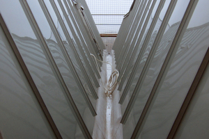  Blick in einen der sehr steilen Dacheinschnitte mit den vorbereiteten, aber noch nicht verlegten Kabeln der Rinnenheizung Foto: Rheinzink  