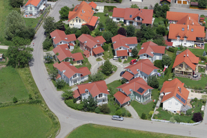  Die Siedlung „Junges Dorf“ in Erkheim wird 1995 mit Baufritz-Häusern als soziales Projekt gebaut. Gut zu sehen ist die Rundlingsausbildung um den zentralen Platz herum  