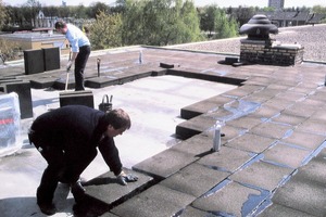  Verlegung eines Foamglas-Gefälledaches. Die Dämmstoffplatten werden in heißes Bitumen eingelegt und damit verschweißt  Foto: Foamglas  