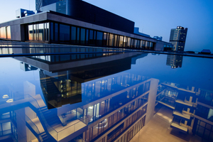  Der Innenhof der Hauptzentrale der Wirtschaftskanzlei FGS in Bonn ist mit einem Glasdach mit Stahl-Aluminiumtragkonstruktion überdacht Foto: Lamilux  