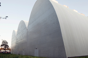  Das städtische Sportzentrum in Genk ist geprägt von einer markanten Form. Das Hallendach gliedert sich in drei 18 Meter hohe, parabelförmige Bögen<br />
<br />
<br /> 