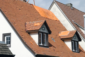  Dachreparatur eines Steildaches nach Hagelschlag 