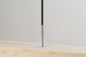  Die Multimonti-Timberconnect wird in Durchsteckmontage mit einem Schrauber und dem Setzwerkzeug gesetzt 