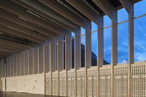 Die schlanken Rahmen bieten dem Nutzer einen fast unverstellten Blick nach draußen und lassen maximal viel Tageslicht in die Halle Foto: Roman Keller, Zürich 