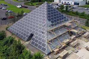  Installation der Solarmodule auf der Pyramide der Survey Solutions ScotlandFotos: Renusol /SRT 