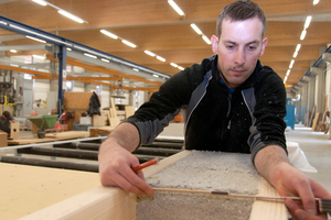  Die Zellulose wurde größtenteils mit Lanze und Düse in die Bauteile eingeblasen. Einzelne Hohlräume wurden per Hand befüllt 